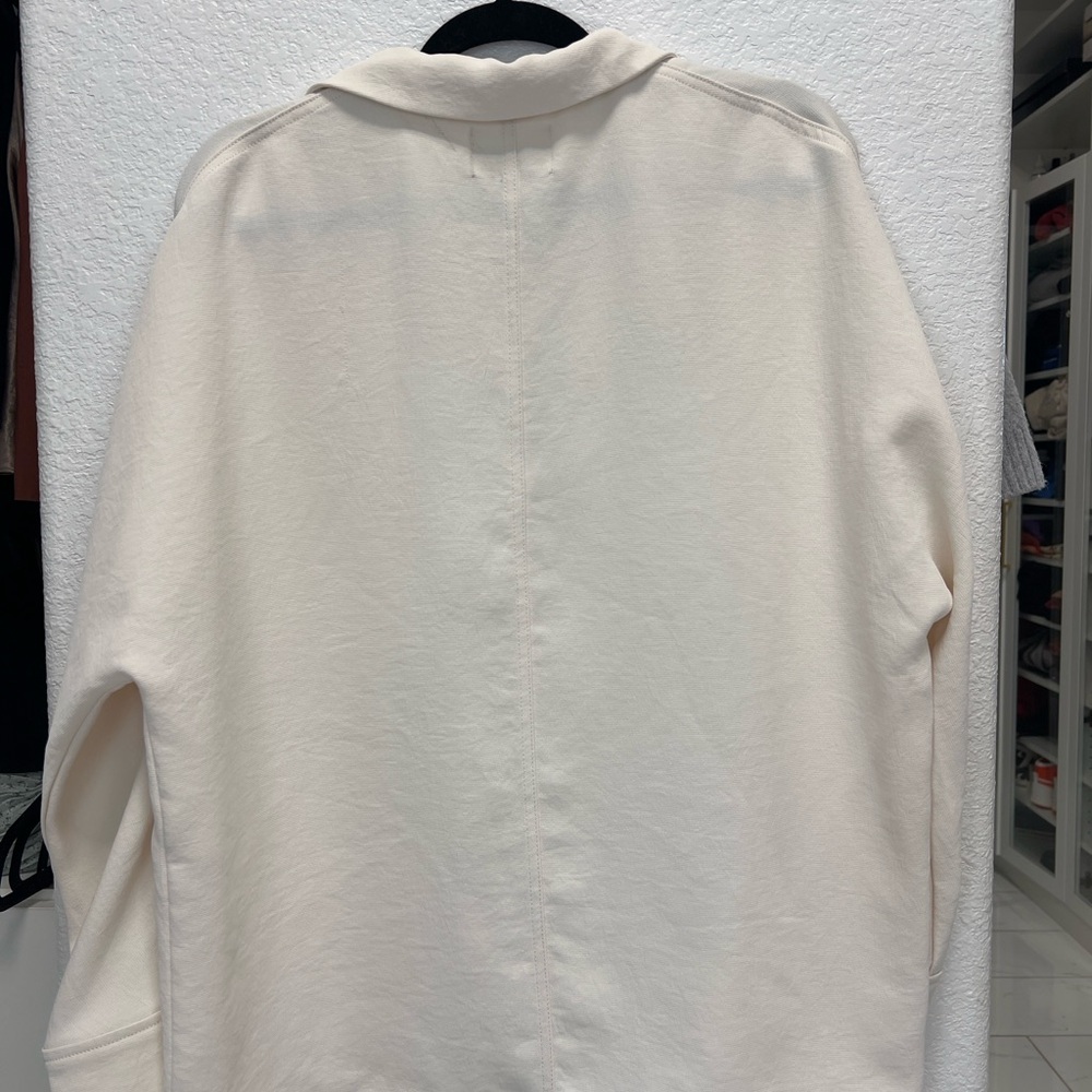 Aritzia Light Weight Blazer - Picture 2 of 4